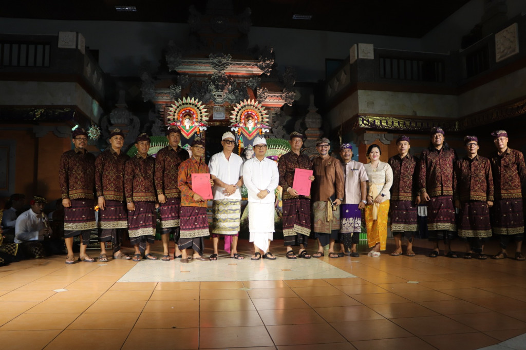 Sekda Adi Arnawa Hadiri Pengukuhan Prajuru Desa Adat Legian